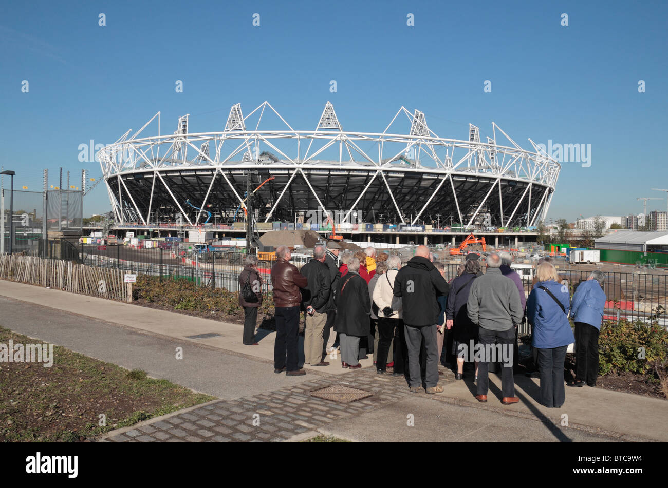 Besucher sehen die teilweise gebauten London 2012 Olympischen Leichtathletik-Stadion, East London, UK.  Okt 2010 Stockfoto
