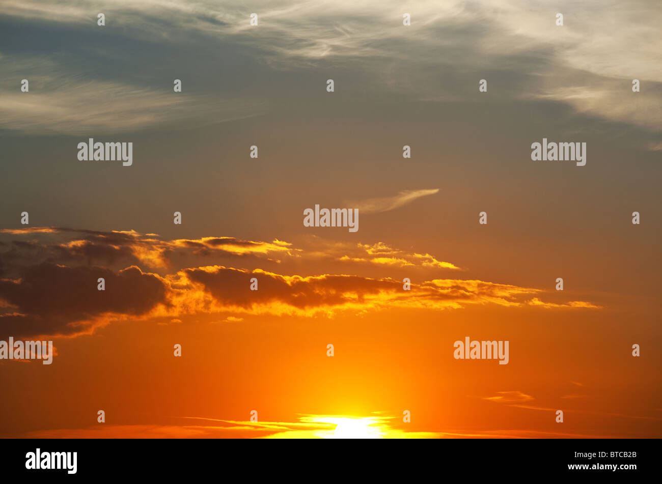 Rote Sommer Sonnenuntergang Himmelshintergrund. Stockfoto