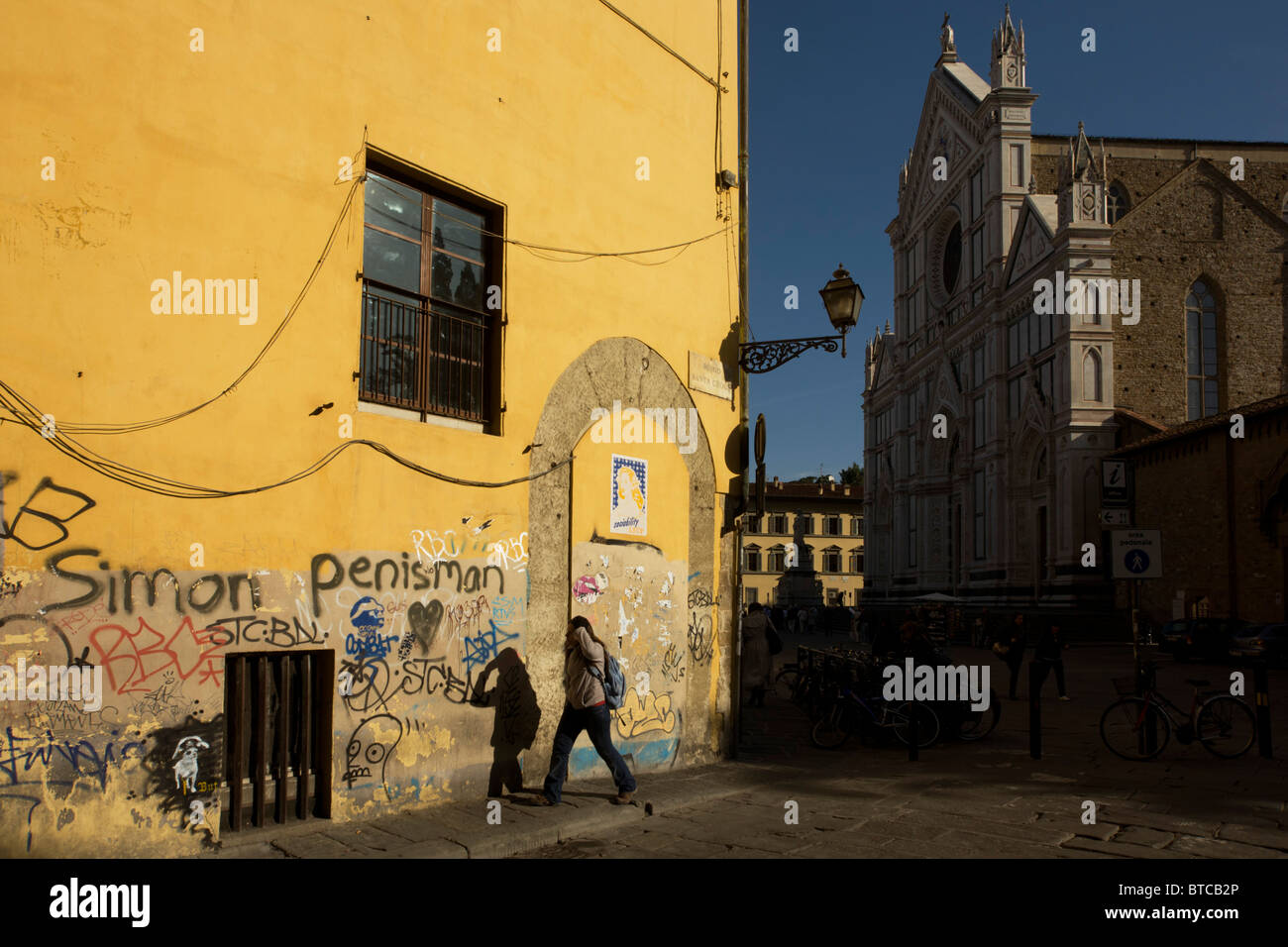 Lokalen vorbei an Graffiti Straßenecke und touristischen Kiosk in der Nähe von Piazza Santa Croce in Florenz. Stockfoto