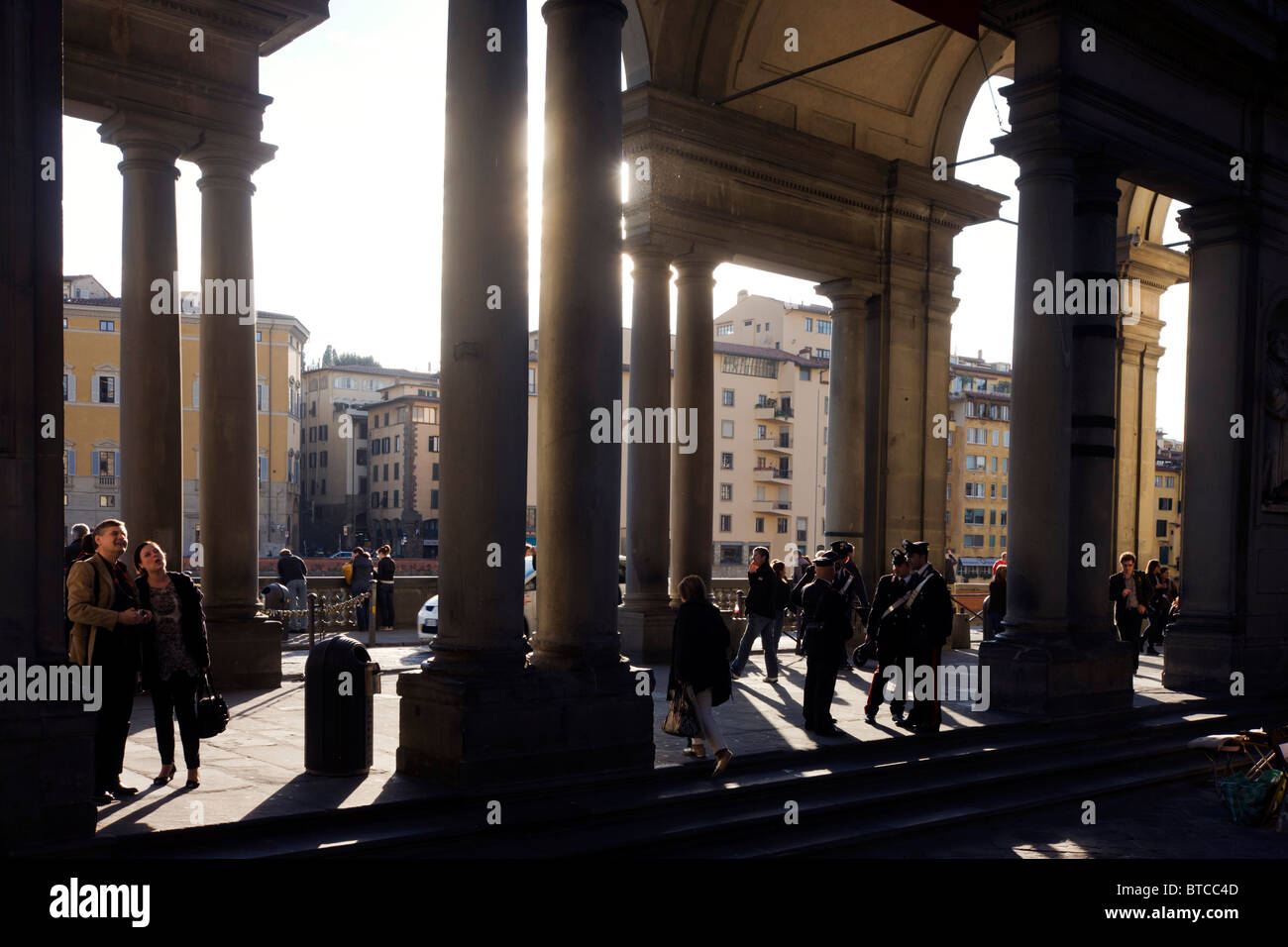 Touristen bewundern die Architektur und Carabinieri Offiziere Patrouille in Florenz Piazza Degli Uffizi. Stockfoto