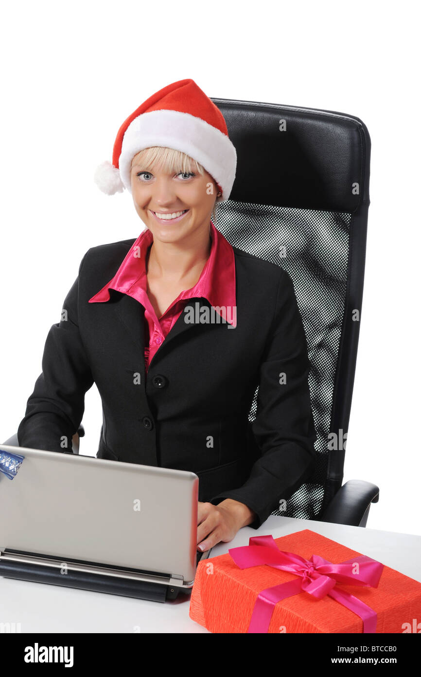 schöne junge Frau in Weihnachtsmütze Stockfoto