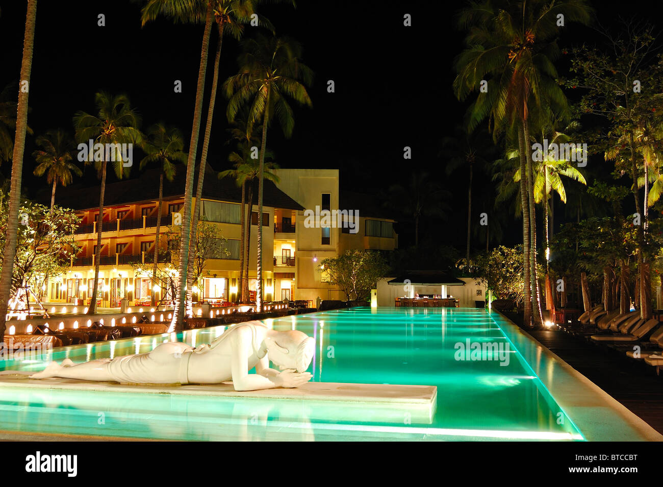 Modernes Schwimmbad dekoriert mit Buddha-Statue in Nachtbeleuchtung, Insel Koh Chang, Thailand Stockfoto