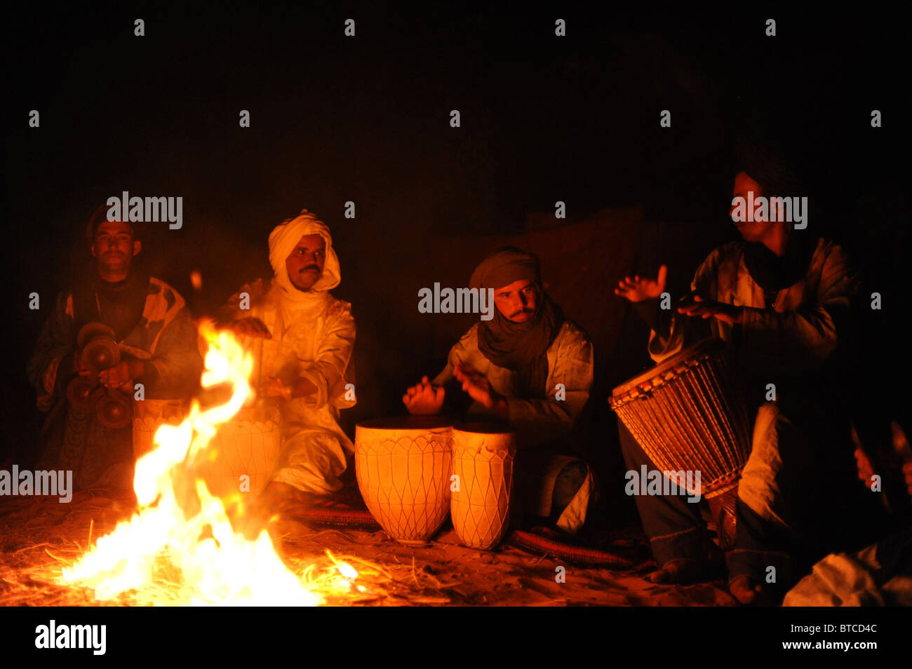 Beduinen Musikern Volkslieder in der Wärme des Lagerfeuers Stockfoto