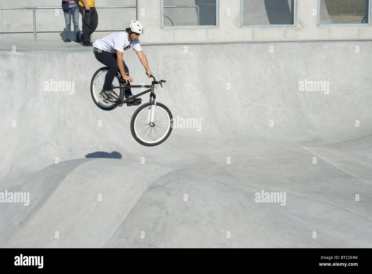 Jugend eine Rodelbahn am Skateboard-Park zu tun Stockfoto