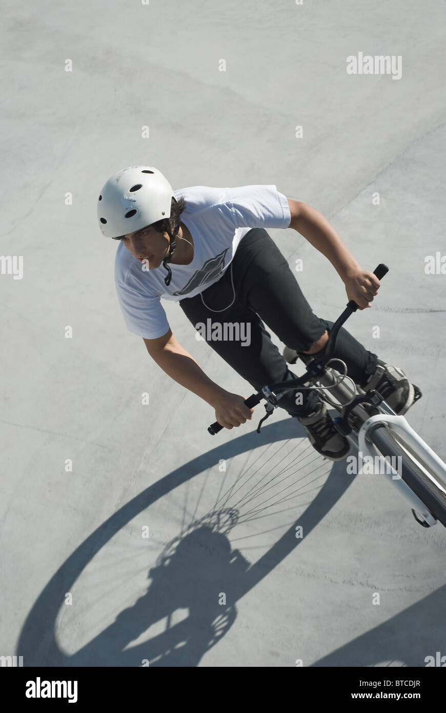 Jugend, Reiten die Wand an der Bike-Park Stockfoto