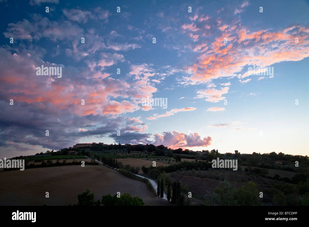 Pienza Toskana Italien unter frühen Abendlicht mit rosa gefärbten Wolken Stockfoto