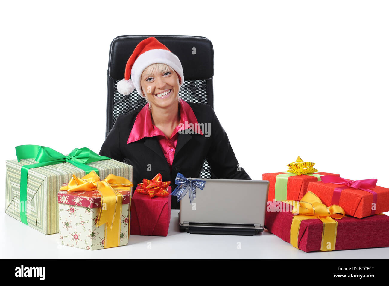 schöne junge Frau in Weihnachtsmütze Stockfoto