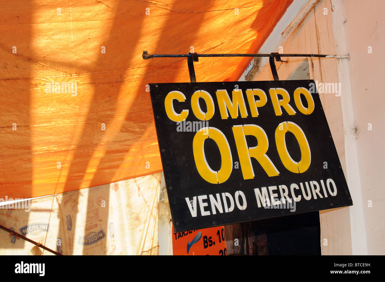Ein Zeichen in einem bolivianischen Markt, der sagt, "Wir kaufen Gold verkaufen wir Quecksilber" Stockfoto