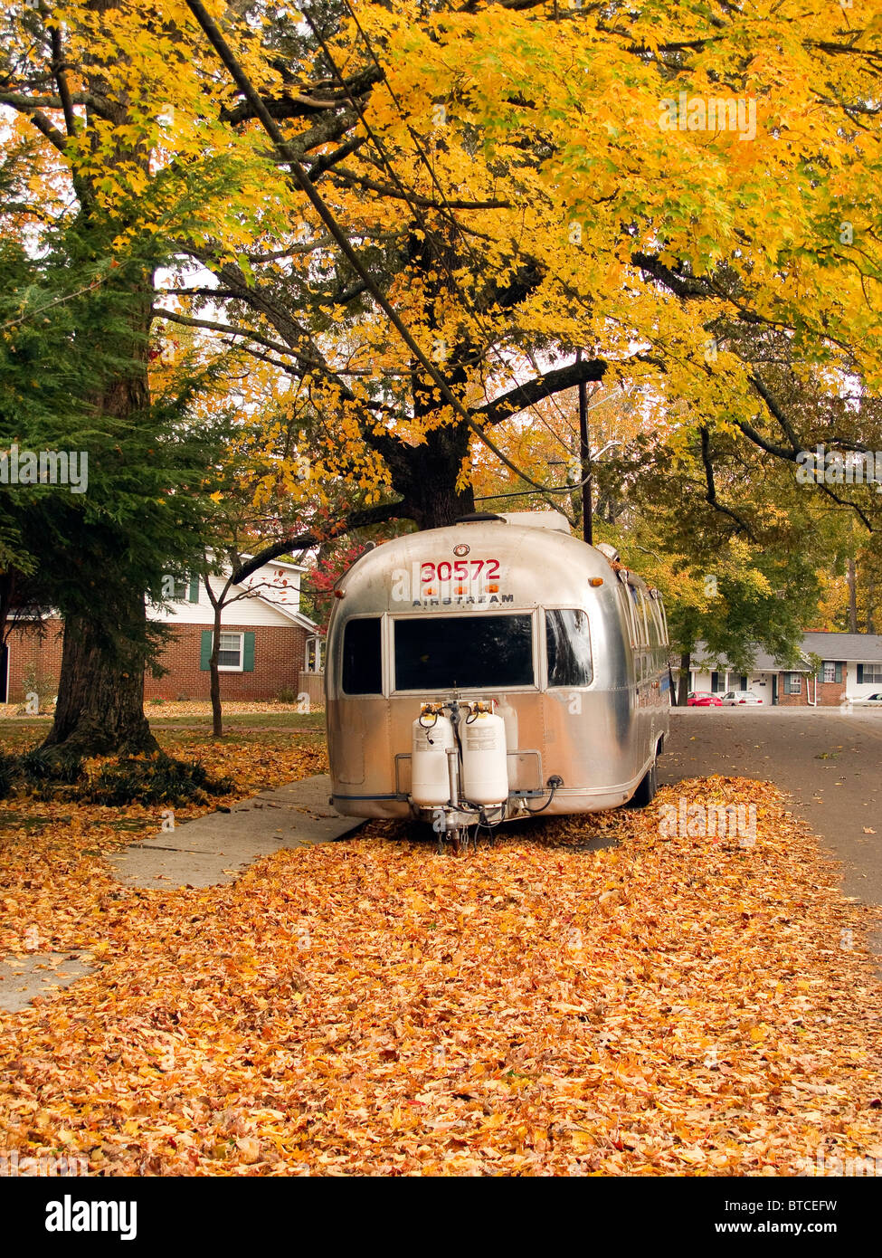 Airstream Wohnwagen geparkt in einer Straße von Cookeville, Tennessee, im Herbst. Airstreams sind eine traditionelle Befestigung in Campingplätze. Stockfoto