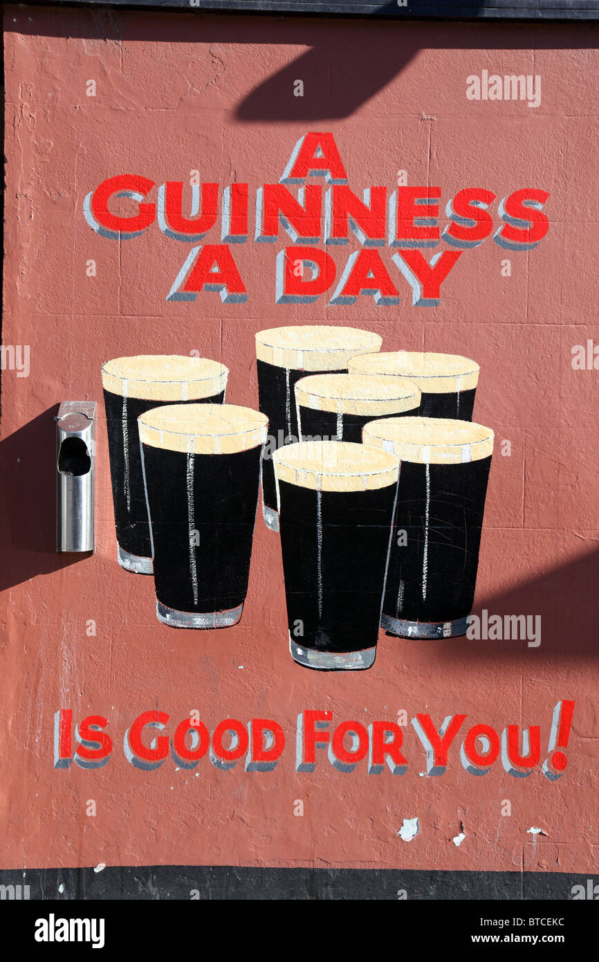 Altmodische Guinness Werbung, Pub Wand Carrickmacross, Irland Stockfoto