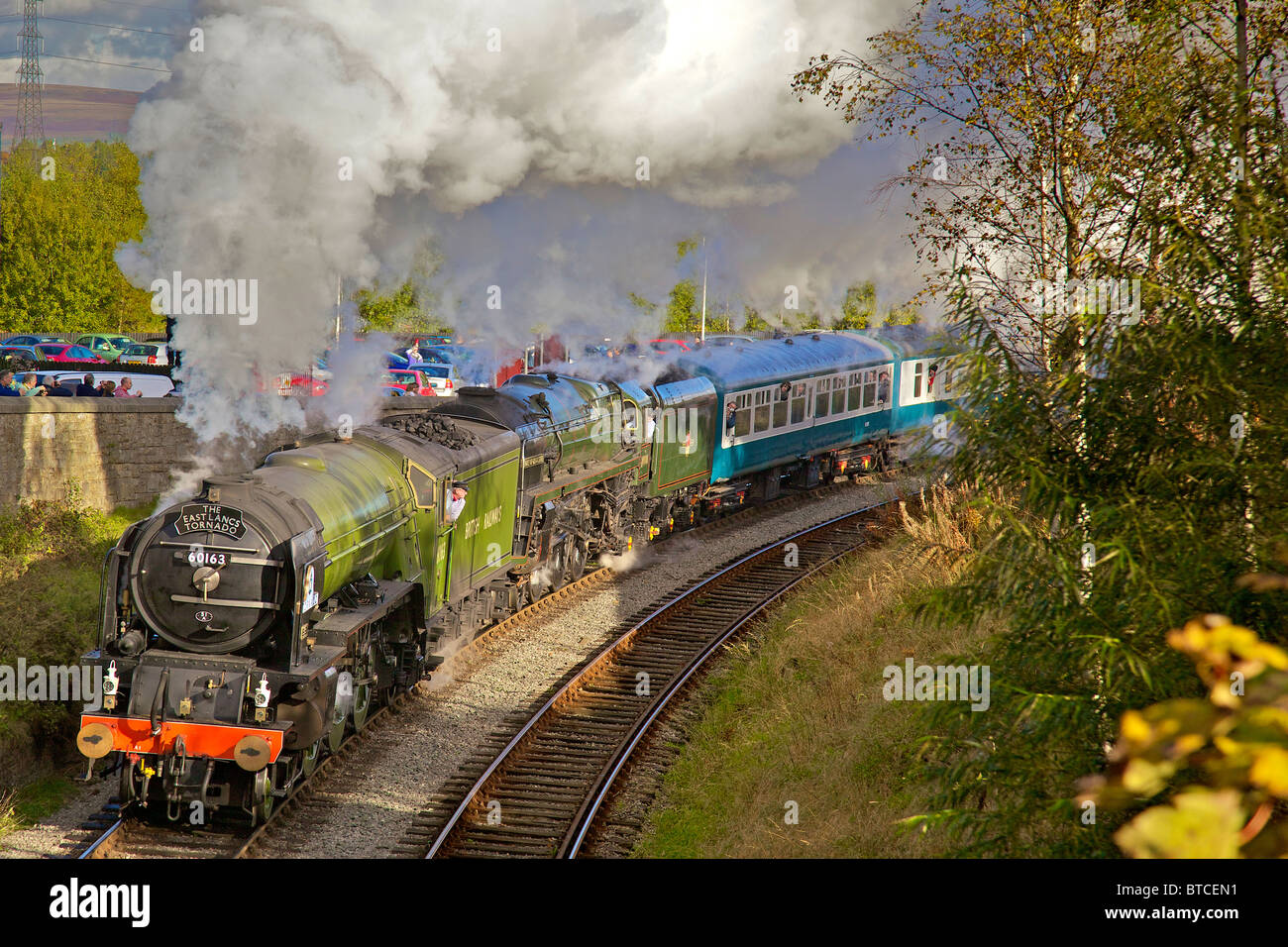 Die Dampfmaschine Tornado an Heywood-Station auf der East Lancashire Railway. ELR führt der Duke of Gloucester Doppel-Header. Stockfoto