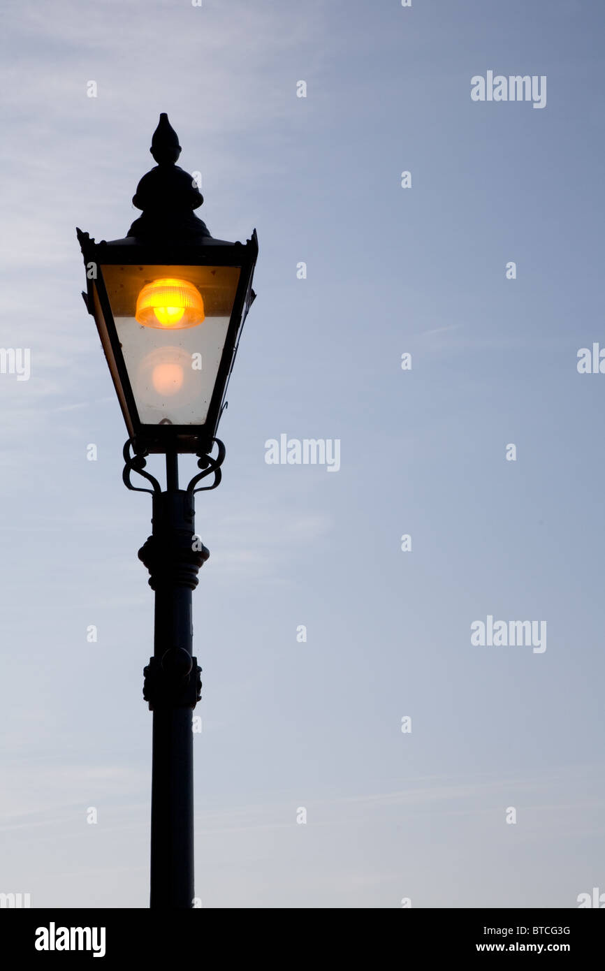 Viktorianischen Lampe lit gegen blauen Himmel Stockfoto