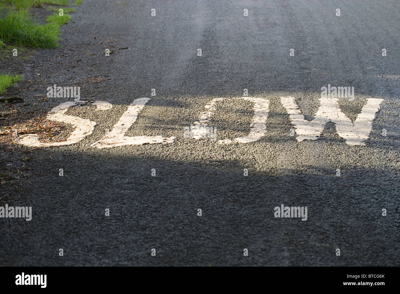 Straßenschild, langsam. Warnung an entgegenkommenden Fahrzeugen auf einer schiefen Ebene. Lancashire, England, Vereinigtes Königreich Stockfoto