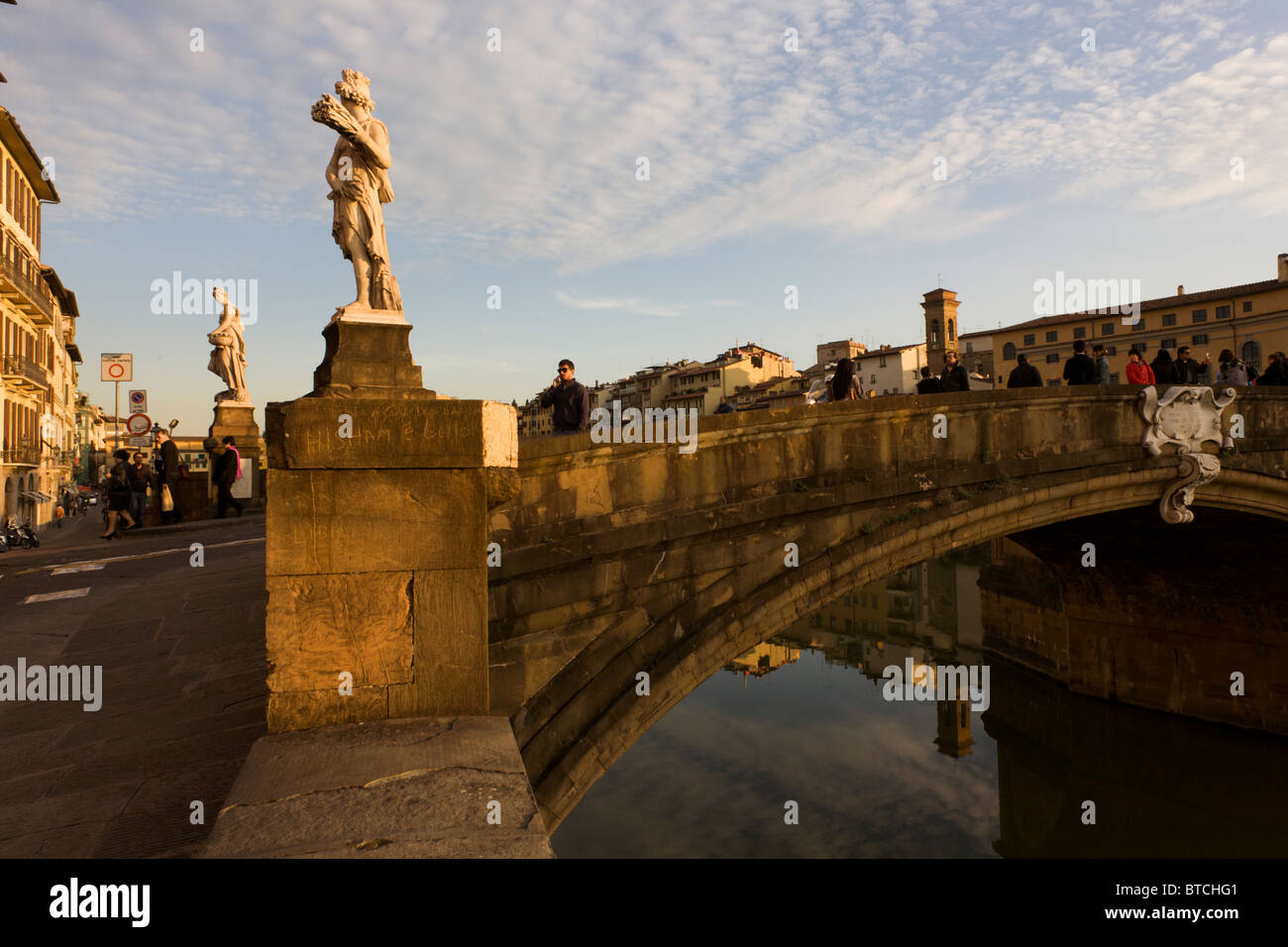 Weite Landschaft Blick auf die Ponte Santa Trinita in Florenz. Stockfoto