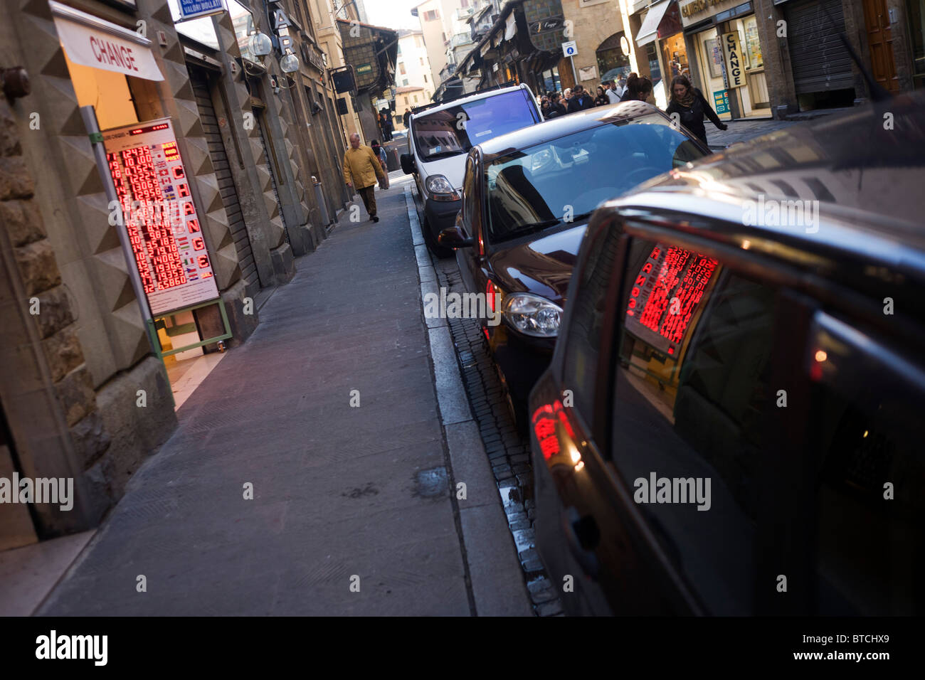 Wechselstube im geparkten Autofenster auf Florenz Straße reflektiert. Stockfoto
