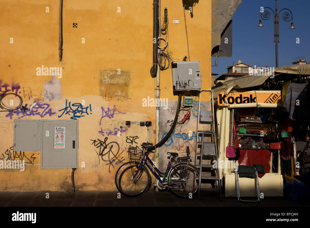 Graffiti-Straßenecke und touristischen Kiosk in der Nähe von Piazza Santa Croce in Florenz. Stockfoto