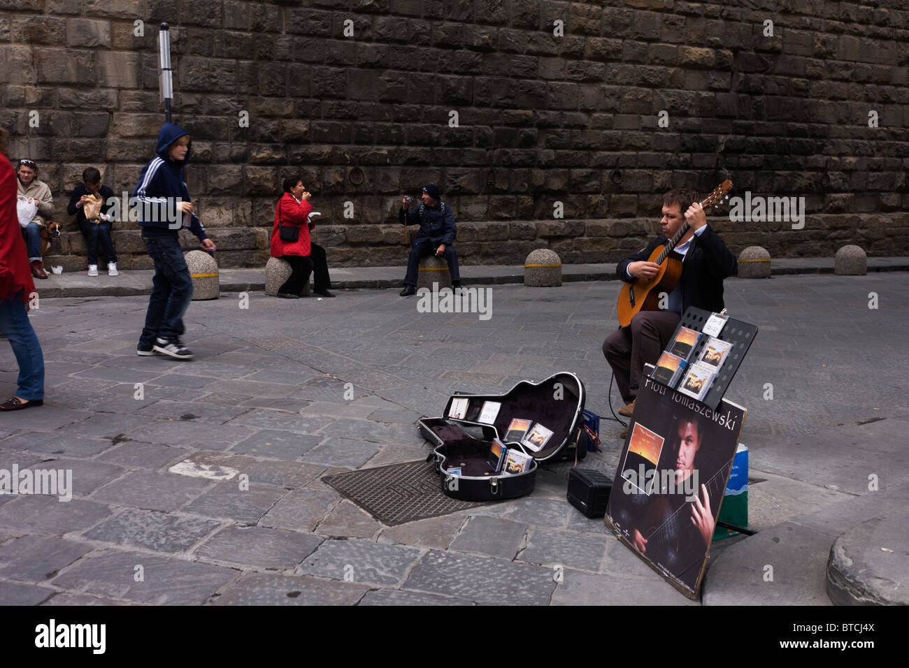 Klassischer Gitarrist spielt für Touristen in Florenz Piazza Degli Uffizi Stockfoto
