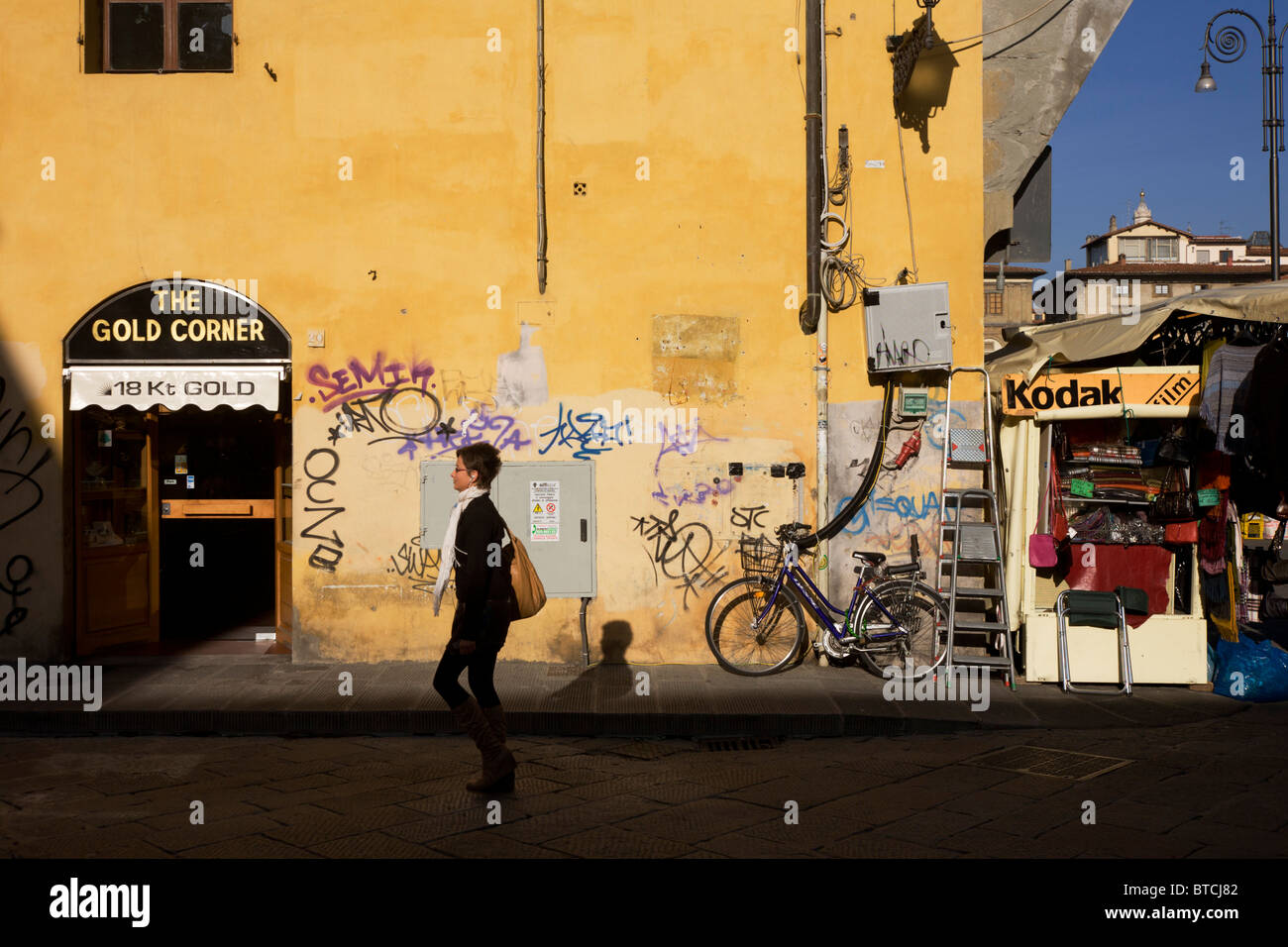 Lokalen vorbei an Graffiti Straßenecke und touristischen Kiosk in der Nähe von Piazza Santa Croce in Florenz. Stockfoto