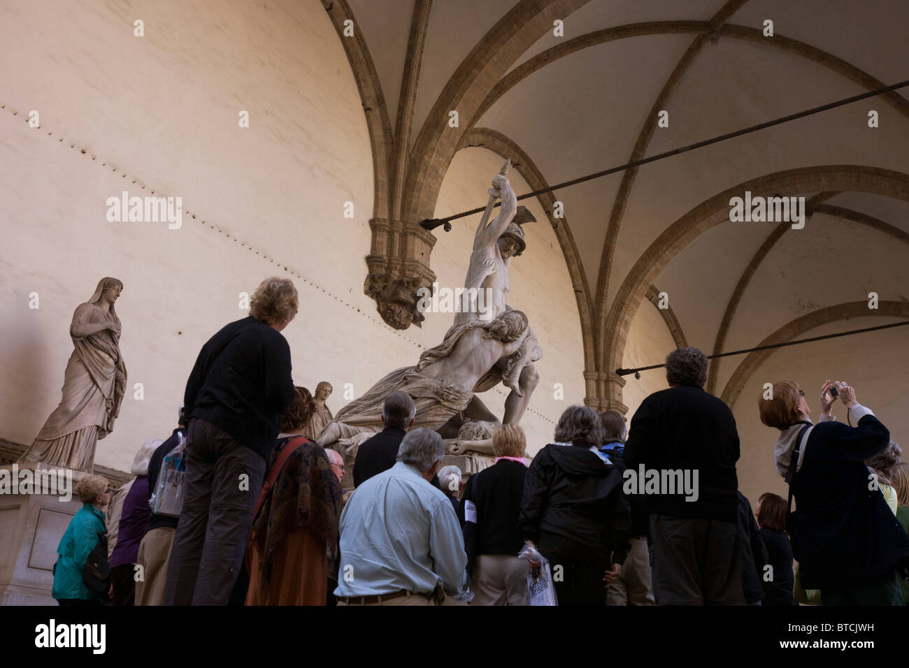 Eine Reisegruppe bewundert Renaissance Statuen in Florenz die Loggia dei Lanzi, Piazza della Signoria. Stockfoto