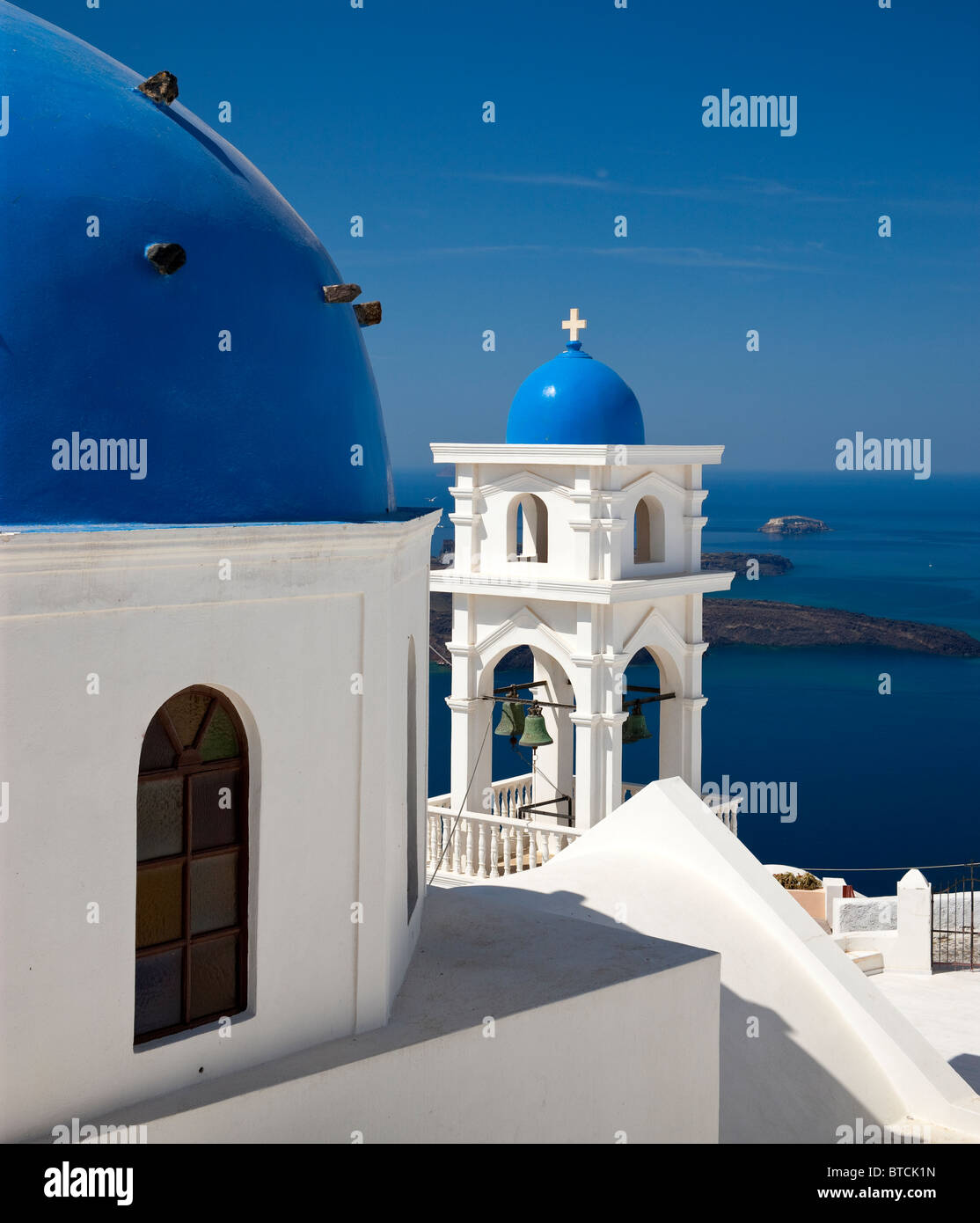 Kirche-Kuppel und Bell Tower Firostefani Santorini Kykladen Griechenland Stockfoto