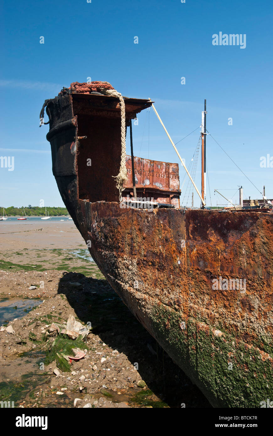 Alten rostigen Kahn am River Orwell, Suffolk. Boot zu brechen. Stockfoto