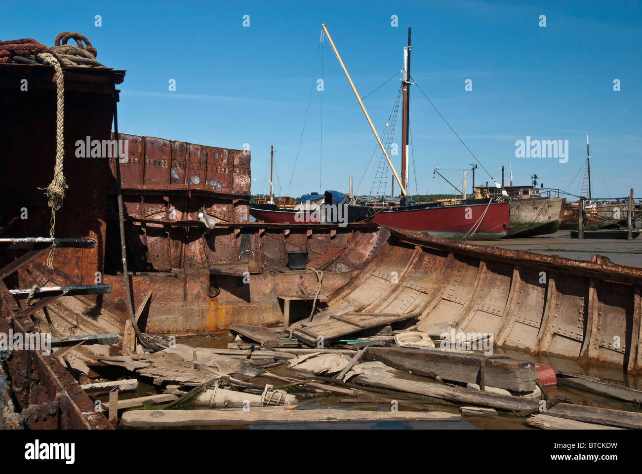 Alten rostigen Kahn am River Orwell, Suffolk. Boot zu brechen. Stockfoto