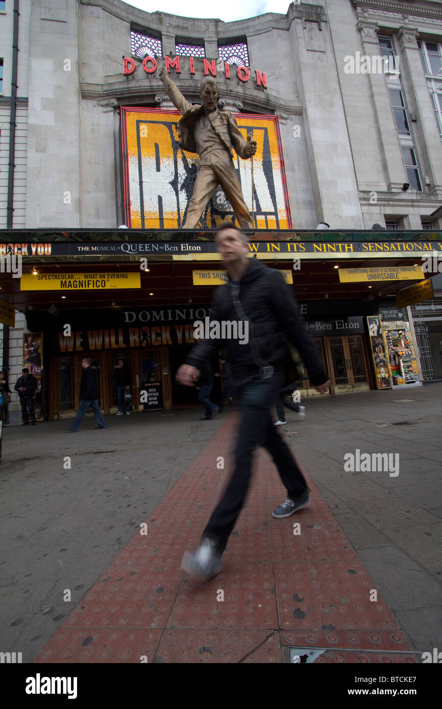 Dominion Theatre, Tottenham Court Road, London, mit wir rocken Sie Statue und Plakate Stockfoto