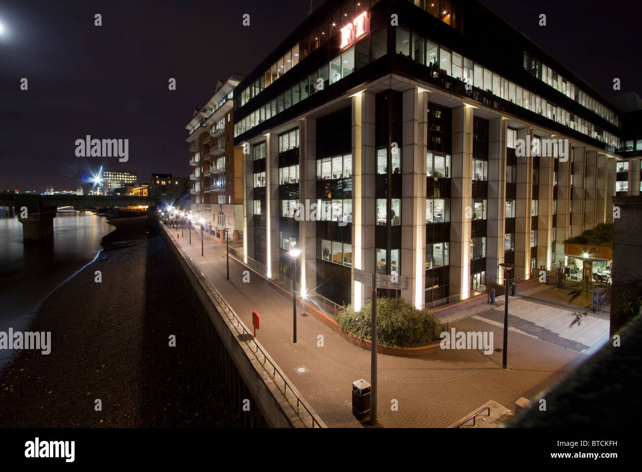 Financial Times Zeitung Büros Bestandteil der Nikkei Group of Companies in der Nacht Stockfoto