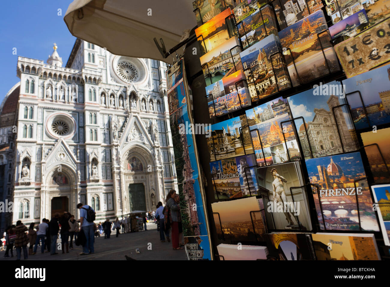 Postkarten-Rack in Piazza Santa Giovanni unter die Kathedrale von Florenz Santa Maria del Fiore (Duomo). Stockfoto