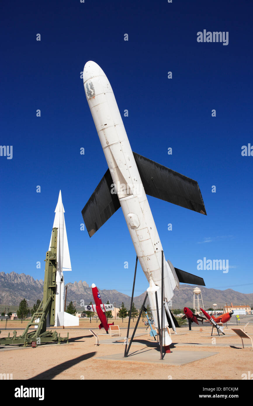 Militärische Raketen auf dem Display an der White Sands Missile Range Museum in New Mexico. Stockfoto