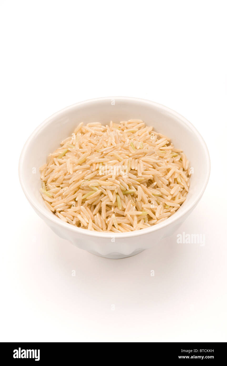 Brauner Basmati Reis in Schüssel weiß Stockfoto