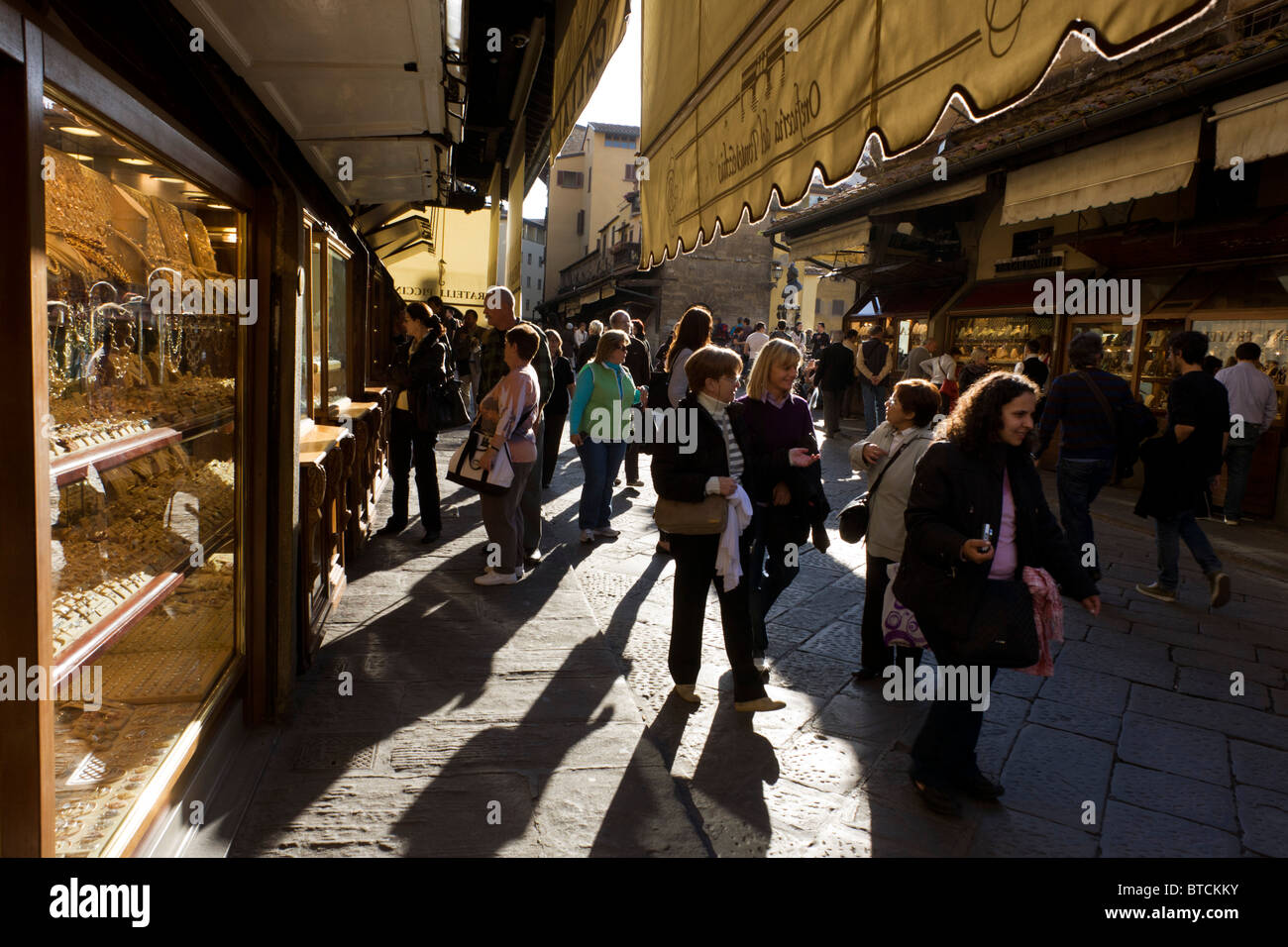 Käufer suchen viele Juweliere, den Shop auf Ponte Vecchio in Florenz zeigt. Stockfoto