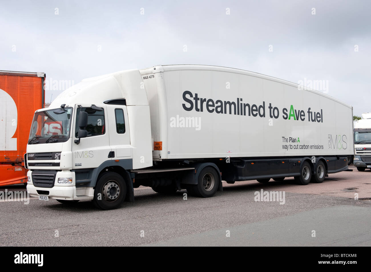 Marks und Spencer artikulierten optimierte Lieferung LKW geparkt in einer Autobahnraststätte in England. Stockfoto