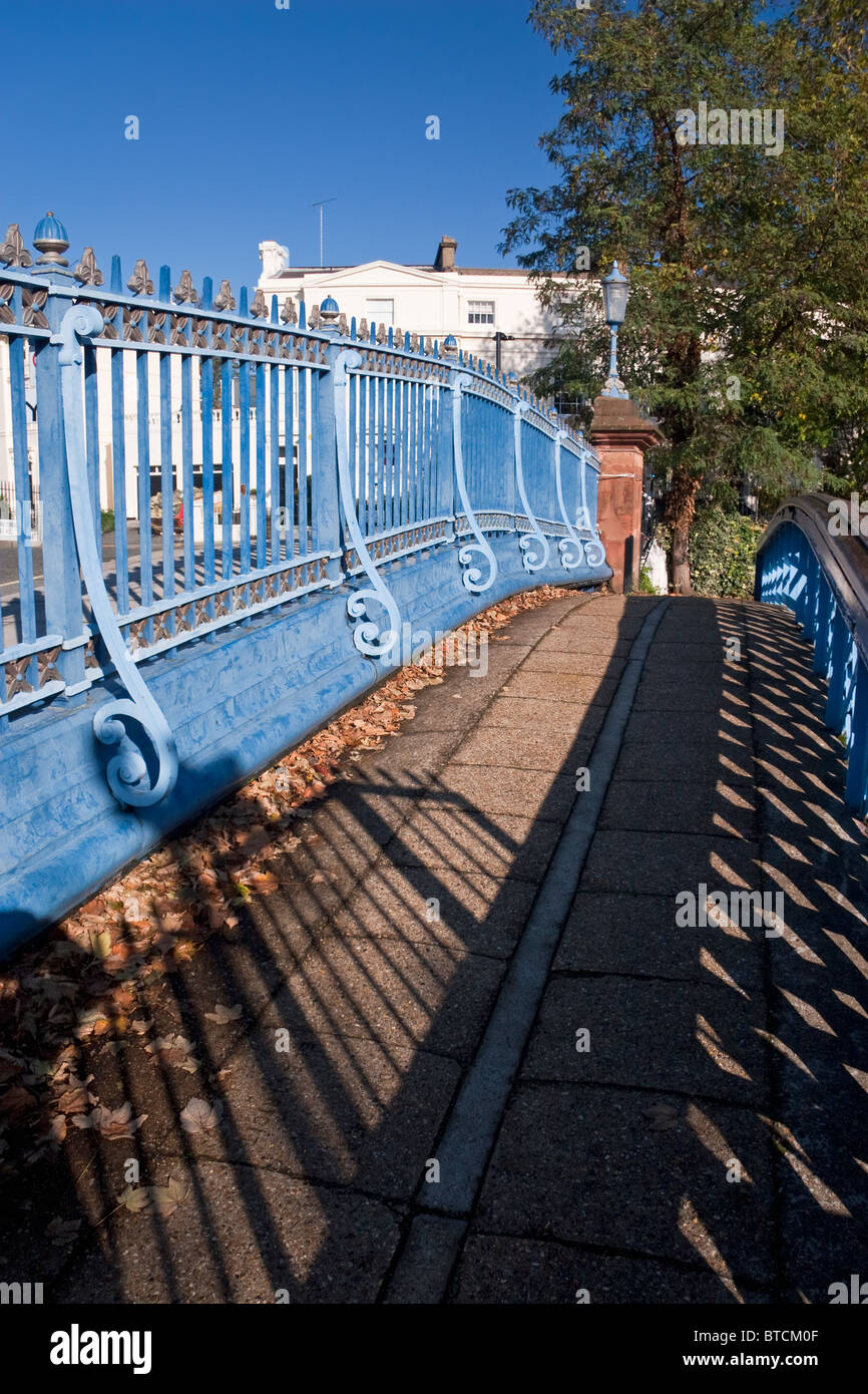 Westbourne Terrace Road und Fußgängerbrücke über den Grand Union Canal durch Little Venice, Paddington, West London, England, Großbritannien Stockfoto