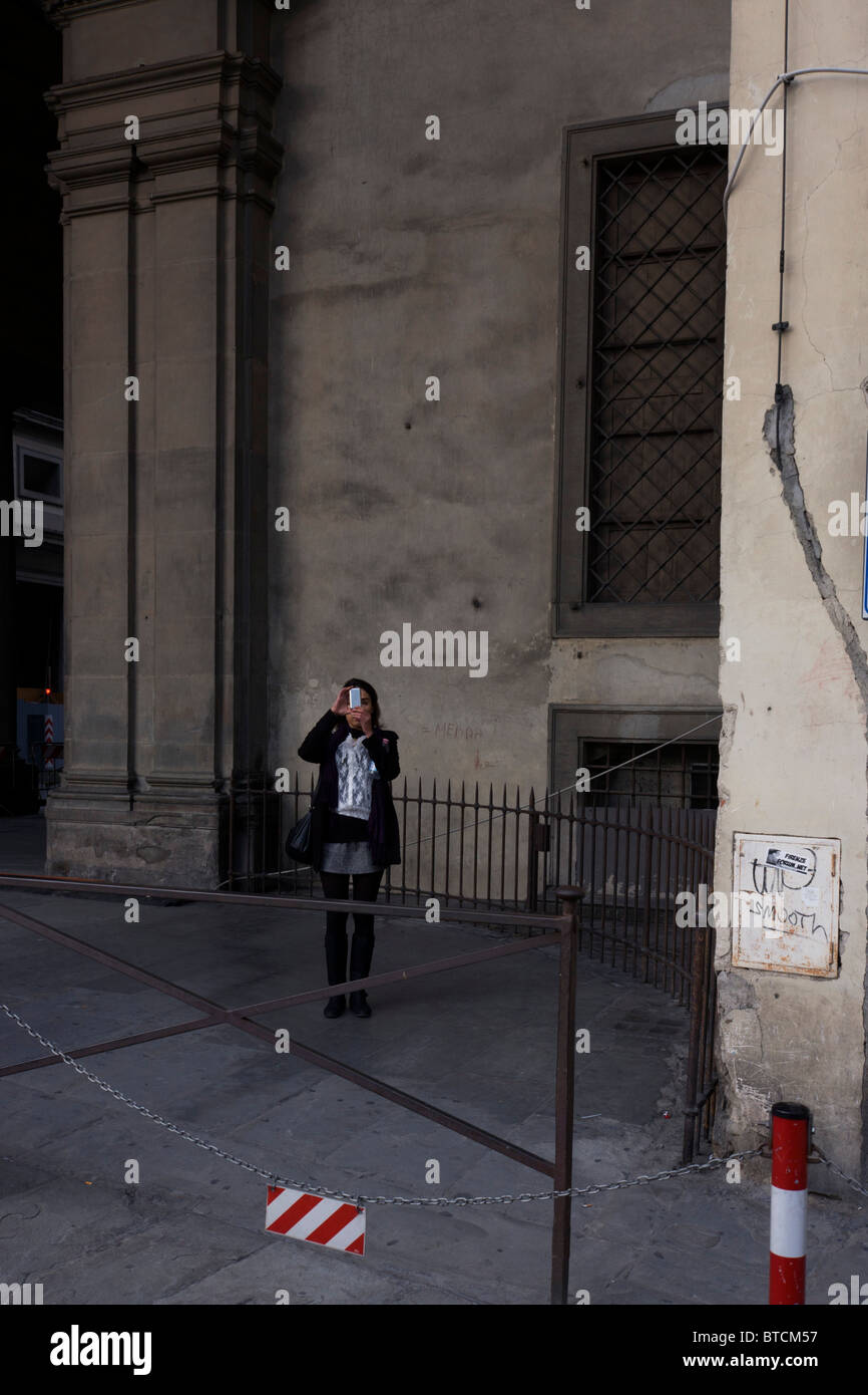 Single Frau Tourist nimmt Bilder auf Kamera-Handy in der Nähe von Piazza Degli Uffizi Stockfoto