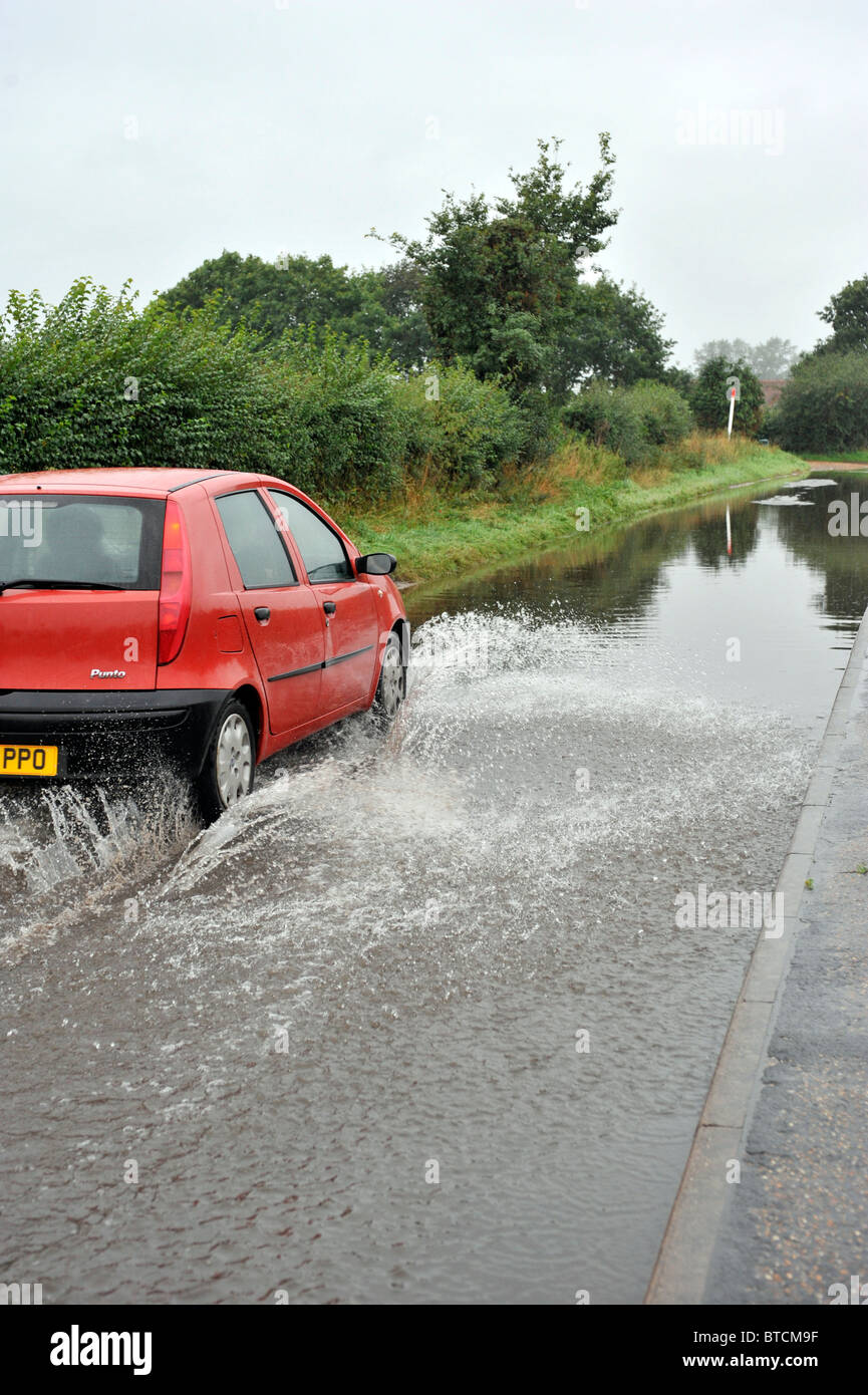 Auto fahren auf überfluteten Landstraße Stockfoto