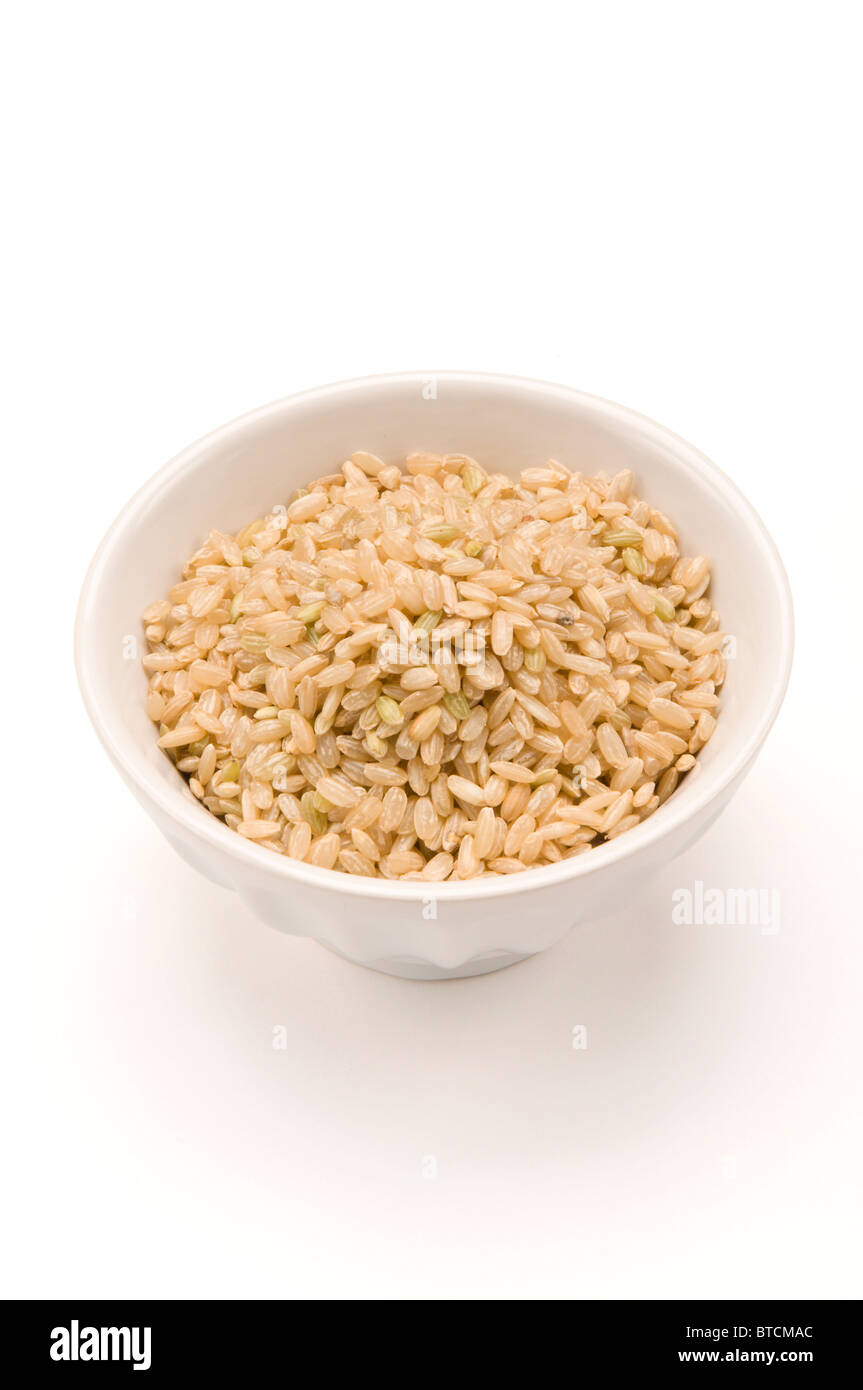 Brauner Reis in Schüssel weiß Stockfoto