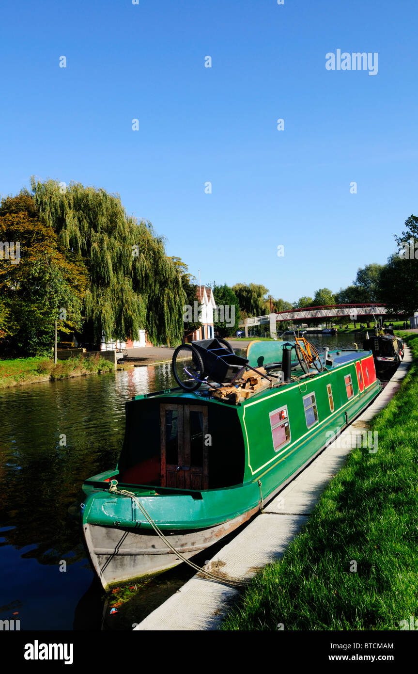 Ein Narrowboat vertäut am Fluss Cam bei gemeinsamen Mittsommer, Cambridge, England, UK Stockfoto