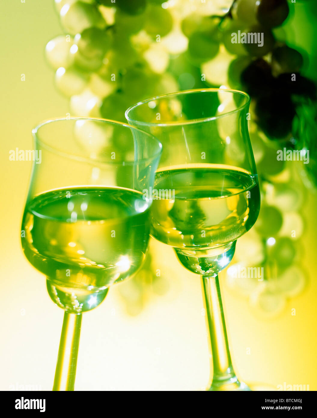 zwei Gläser Weißwein Stockfoto