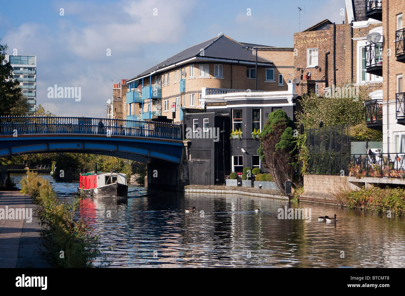 Hinter dem 'Grand Union' Public House und dem Grand Union Canal mit vorbeifahrenden Narrowboat, Westbourne Green, West London, England, Großbritannien Stockfoto
