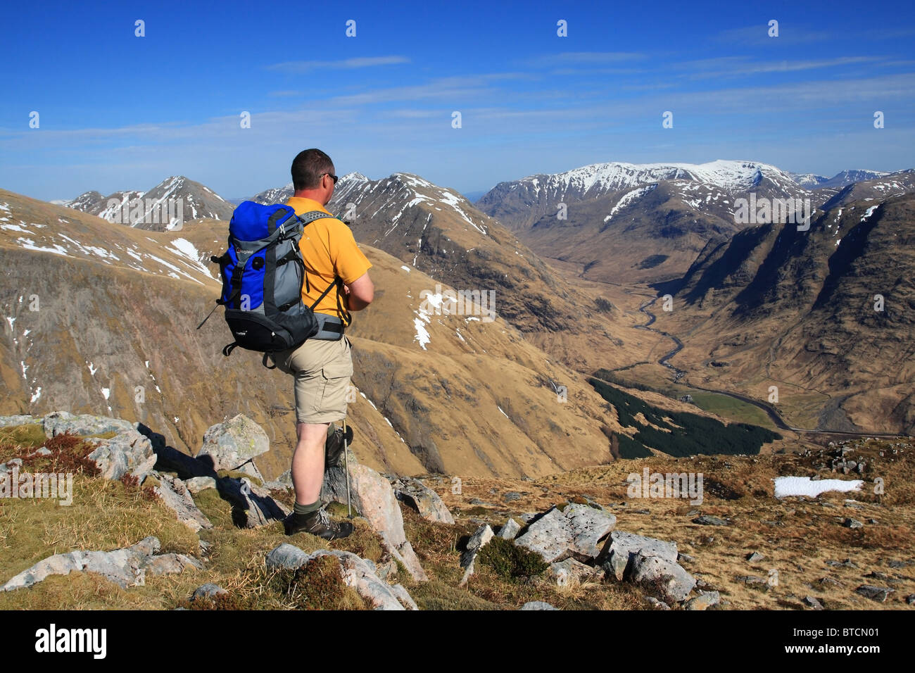 Hillwalker auf Beinn Maol Chaluim Blick über die Berge in Glen Etive. Stockfoto