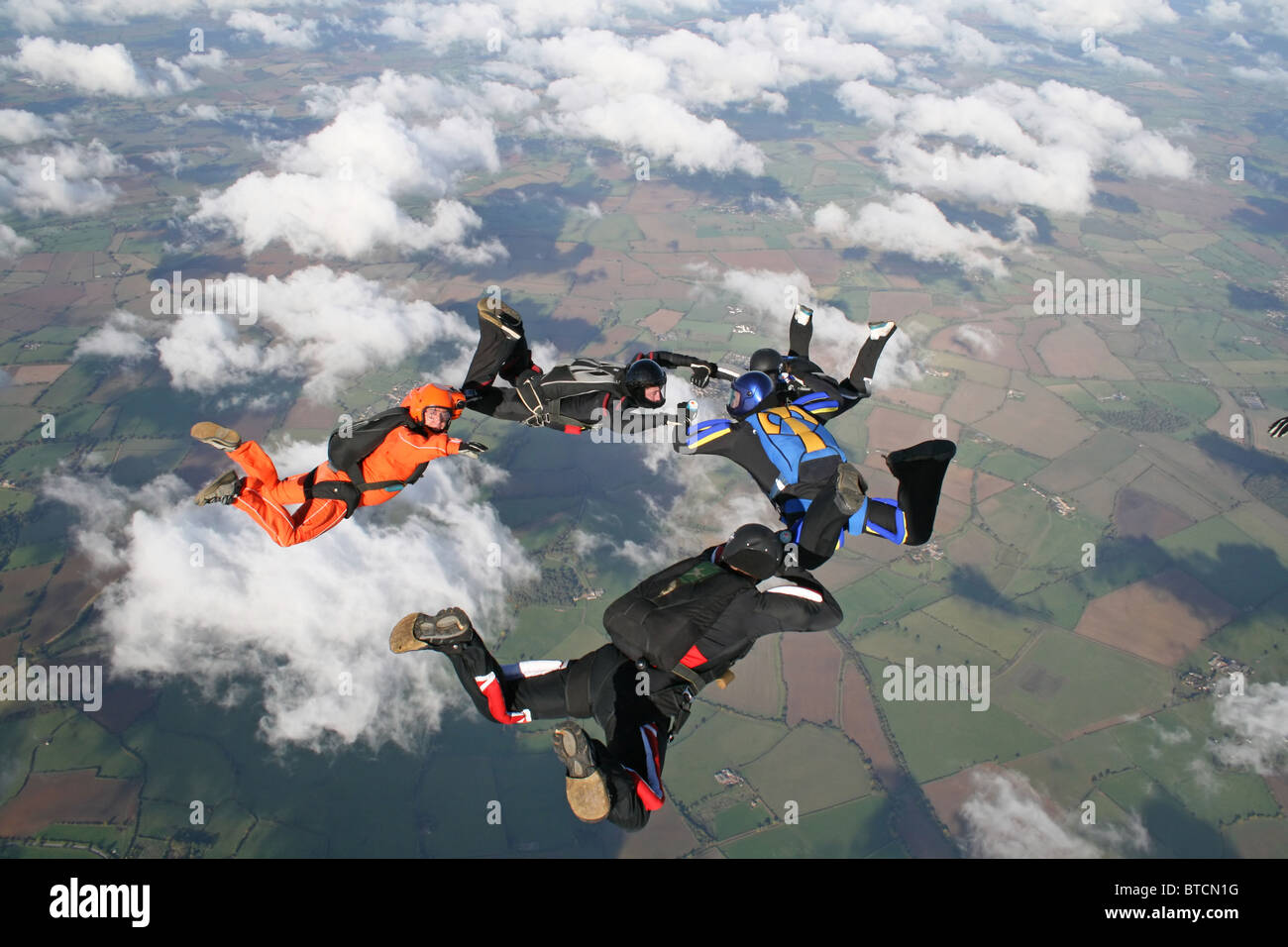 Fünf Fallschirmspringer im freien Fall an einem sonnigen Tag Stockfoto
