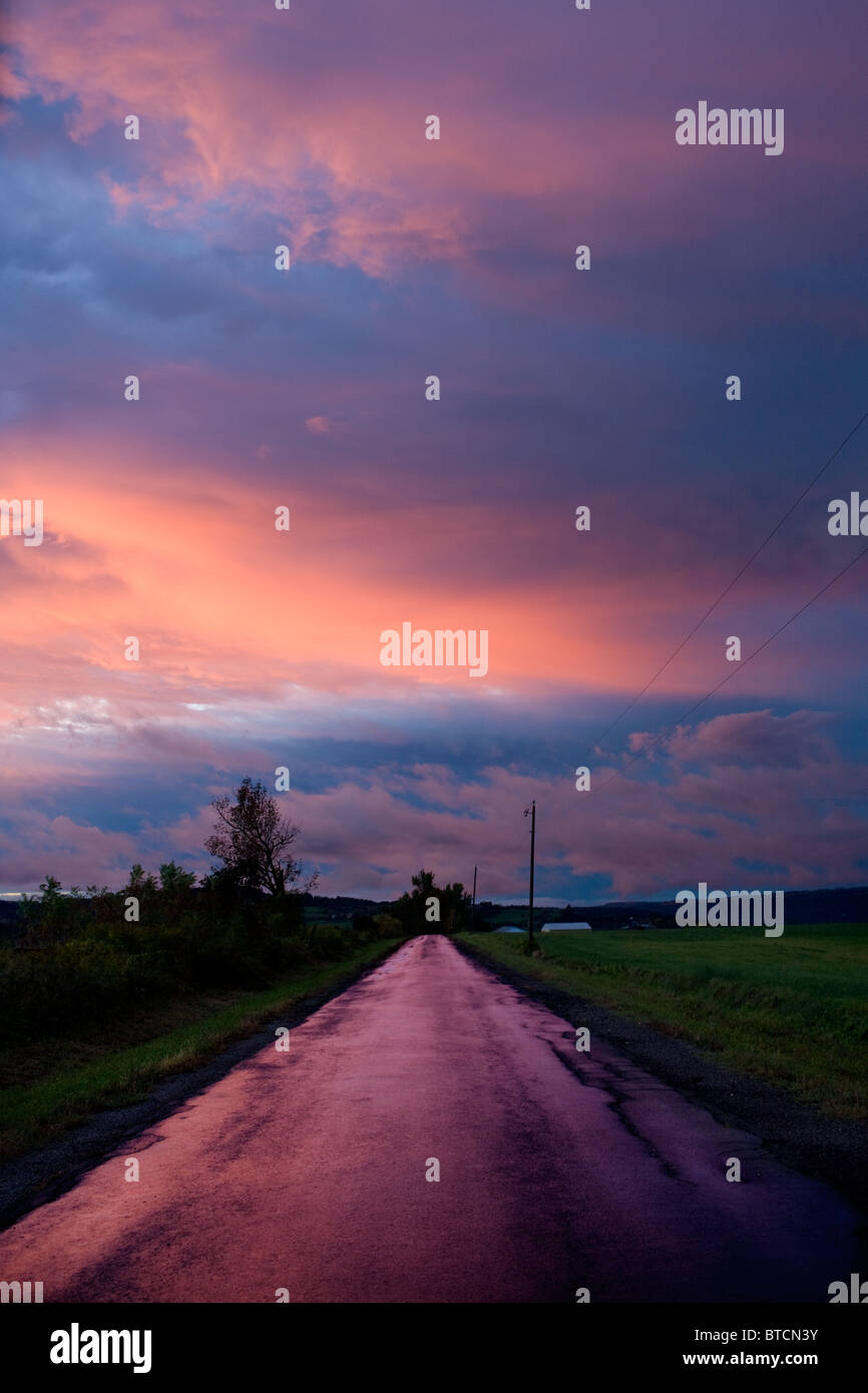 Straße verläuft in Sonnenuntergang, Bauernhof Land, Mohawk Valley, Herkimer County, New York State Stockfoto