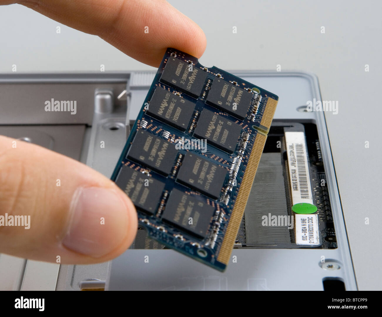 Hinzufügen, entfernen oder ersetzen von Arbeitsspeicher (RAM) in einem Notebook-computer Stockfoto