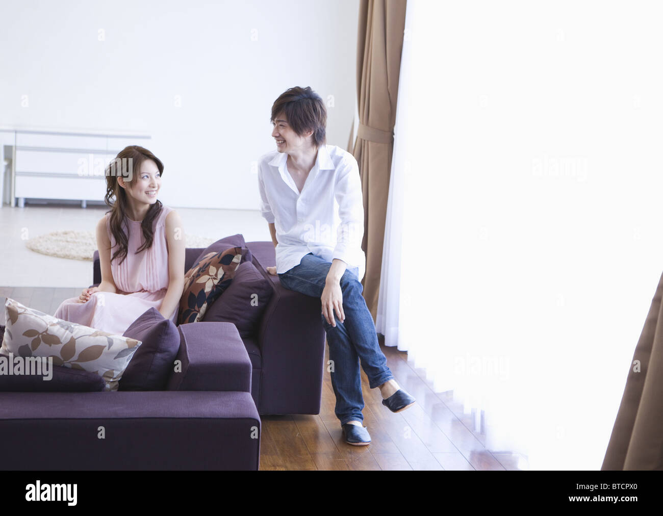 Paar im Wohnzimmer entspannen Stockfoto