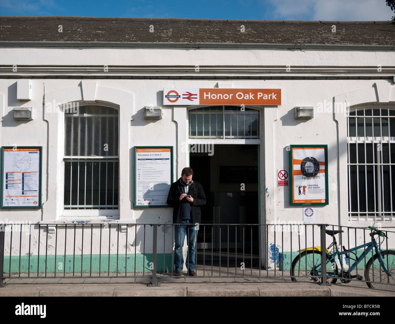 Oak Park Overground Schiene Station, London Oktober 2010 zu Ehren Stockfoto