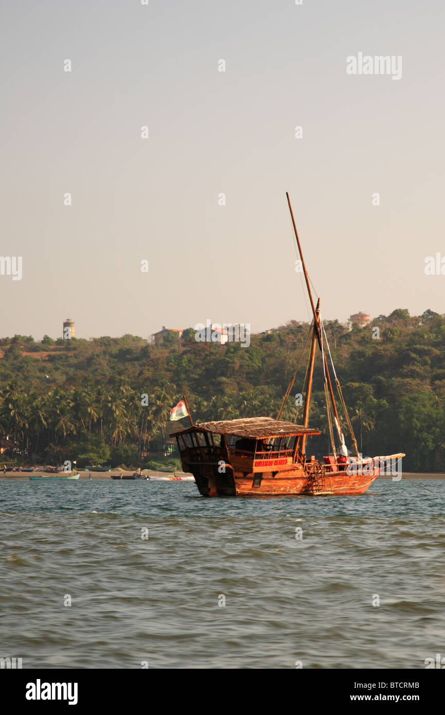 Holzboot auf dem Mandovi Fluss in Goa, Indien Stockfoto