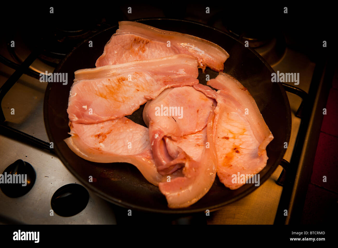 Speckscheiben Bio Speck in einer Pfanne Kochen Stockfoto