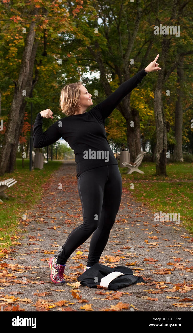 Attraktive Sportlerin eine Siegerpose zu tun. Stockfoto