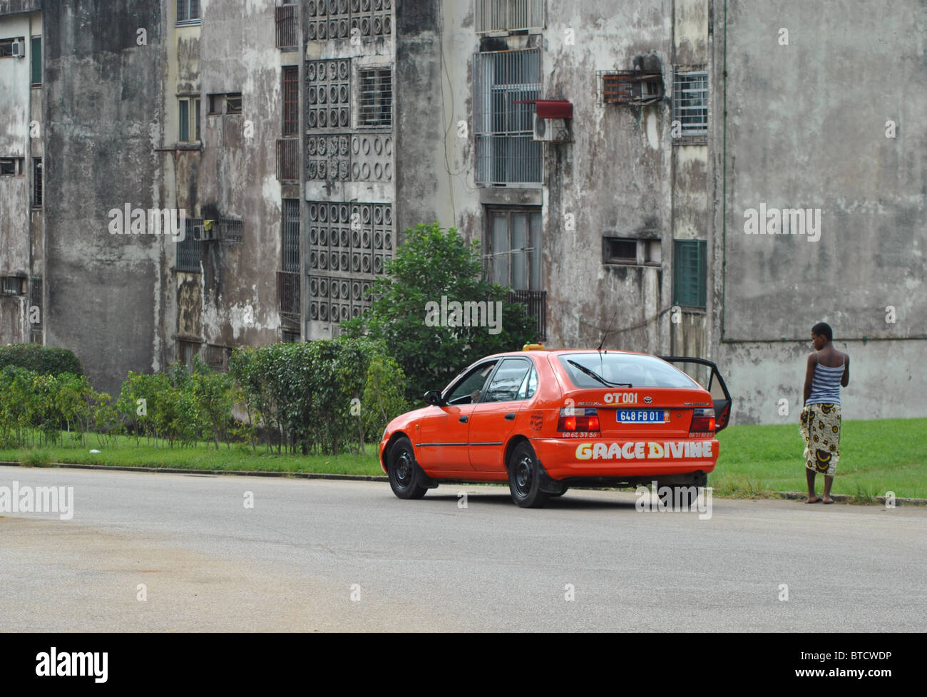 Frau und Taxi in Abidjan, Elfenbeinküste, Westafrika Stockfoto